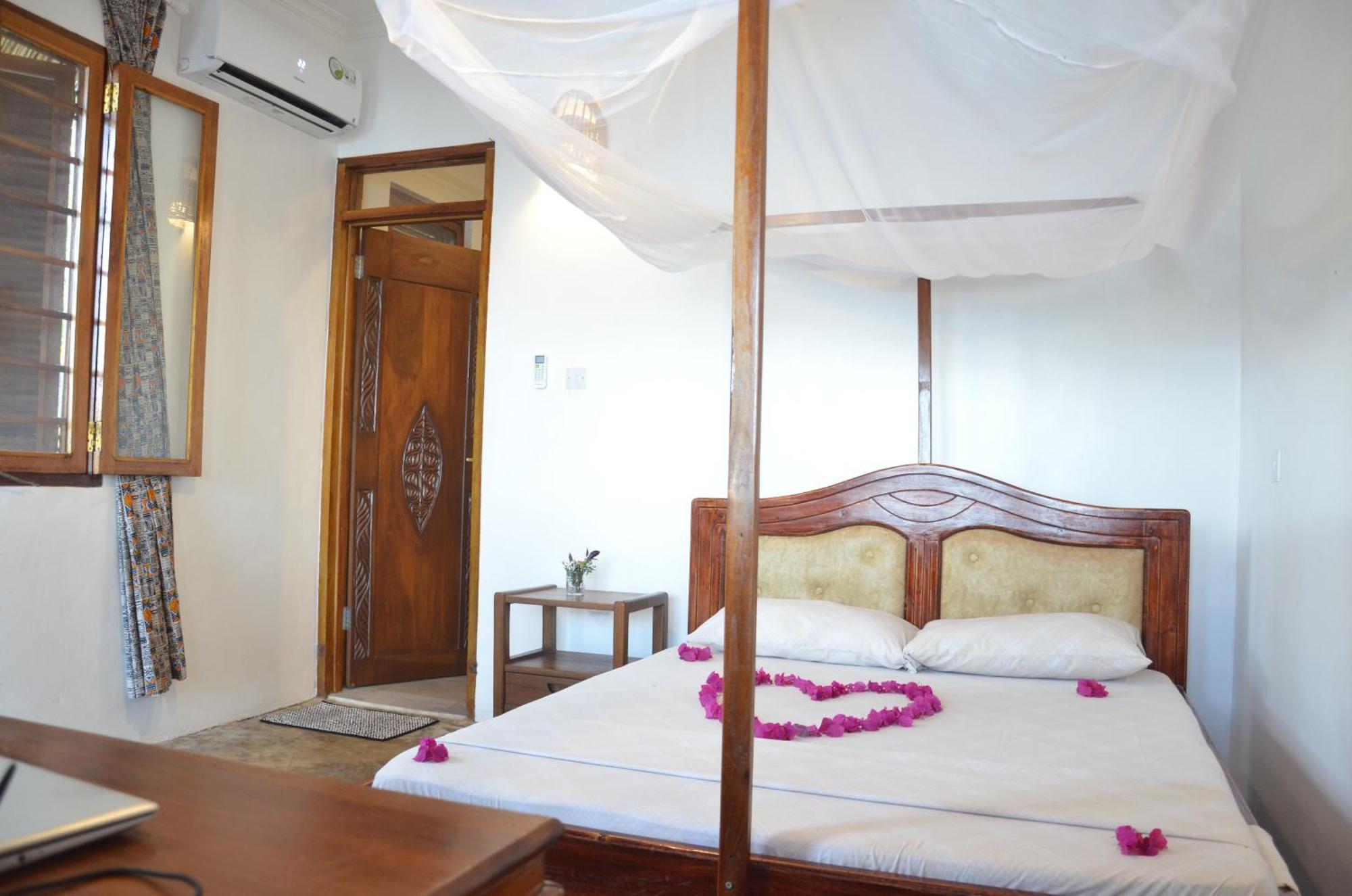 Lui Ushongo Beach House Pangani Exterior foto